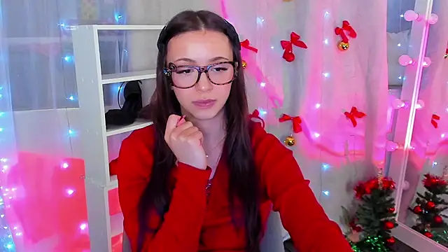 Snapshot of MipsyMipson chatting on 12.12.24 MipsyMipson online show from 12.12.24