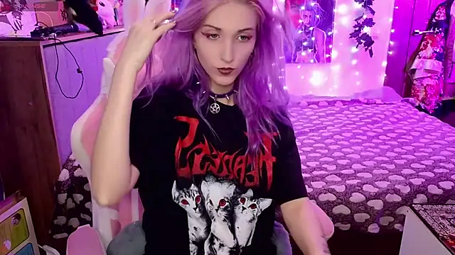 Snapshot of Violet_Noir chatting on 01.28.25 Violet Noir online show from 01.28.25