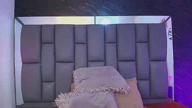 Snapshot of _MiaBrown_ chatting on 02.12.26 MiaBrown online show from 02.12.26