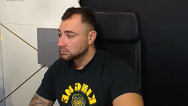 Snapshot of DuncanStone chatting on 10.30.25 DuncanStone online show from 10.30.25