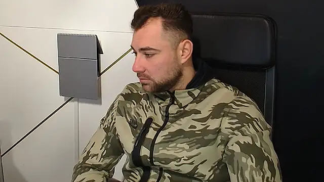 Snapshot of DuncanStone chatting on 11.03.25 DuncanStone online show from 11.03.25