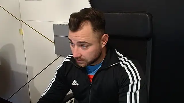 Snapshot of DuncanStone chatting on 11.11.25 DuncanStone online show from 11.11.25