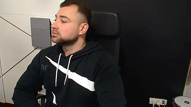 Snapshot of DuncanStone chatting on 11.15.25 DuncanStone online show from 11.15.25