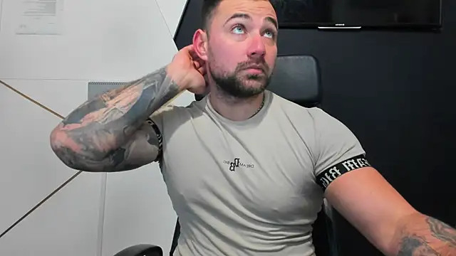 Snapshot of DuncanStone chatting on 12.01.25 DuncanStone online show from 12.01.25