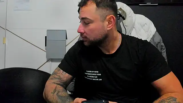 Snapshot of DuncanStone chatting on 12.17.25 DuncanStone online show from 12.17.25