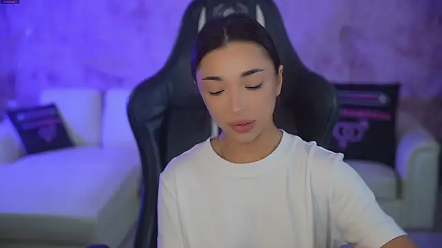 Snapshot of Jasmine_Flow chatting on 10.18.25 Jasmine Flow online show from 10.18.25