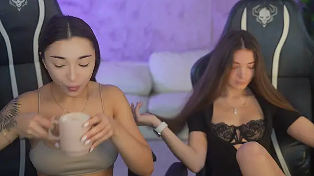 Snapshot of Jasmine_Flow chatting on 10.30.25 Jasmine Flow online show from 10.30.25