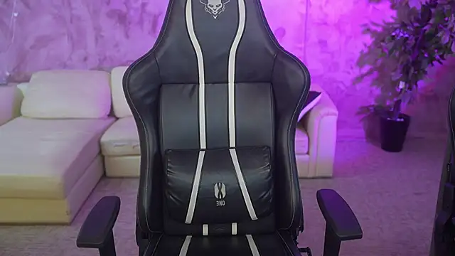 Snapshot of Jasmine_Flow chatting on 11.30.25 Jasmine Flow online show from 11.30.25