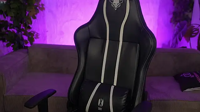 Snapshot of Jasmine_Flow chatting on 12.16.25 Jasmine Flow online show from 12.16.25