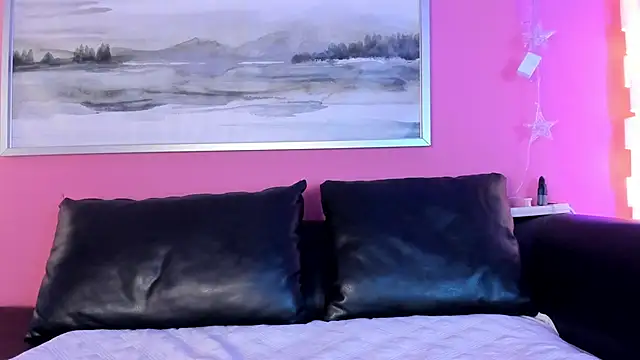 Tiffanysurez  online show from 09.25.25