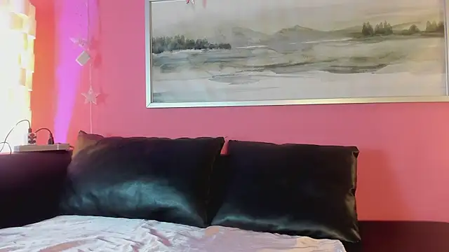 Tiffanysurez  online show from 11.25.25