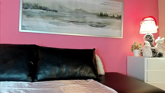 Tiffanysurez  online show from 12.17.25