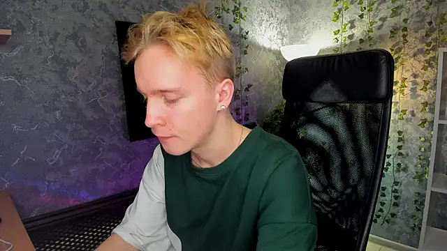 Snapshot of AlexxSweet chatting on 12.21.24 AlexxSweet online show from 12.21.24