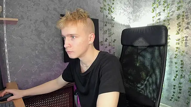 Snapshot of AlexxSweet chatting on 01.05.25 AlexxSweet online show from 01.05.25