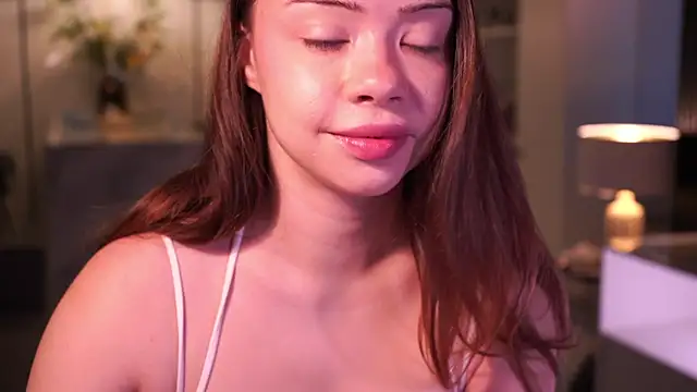 Snapshot of VixenMia chatting on 11.28.25 VixenMia online show from 11.28.25