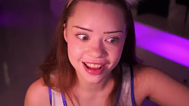 Snapshot of VixenMia chatting on 12.16.25 VixenMia online show from 12.16.25