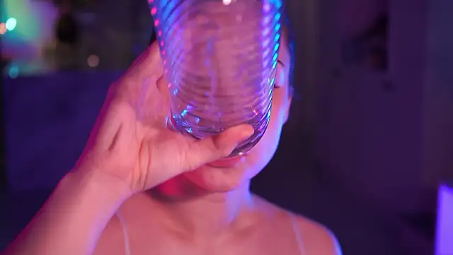 Snapshot of VixenMia chatting on 03.07.26 VixenMia online show from 03.07.26