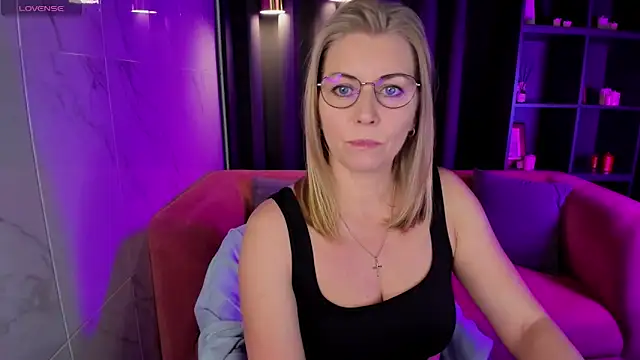 Annie Light online show from 03.07.25