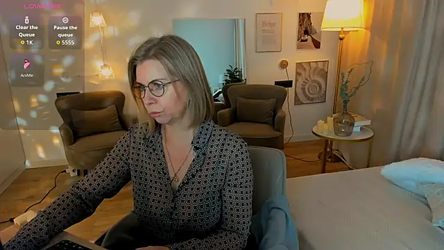 Annie Light online show from 02.24.26