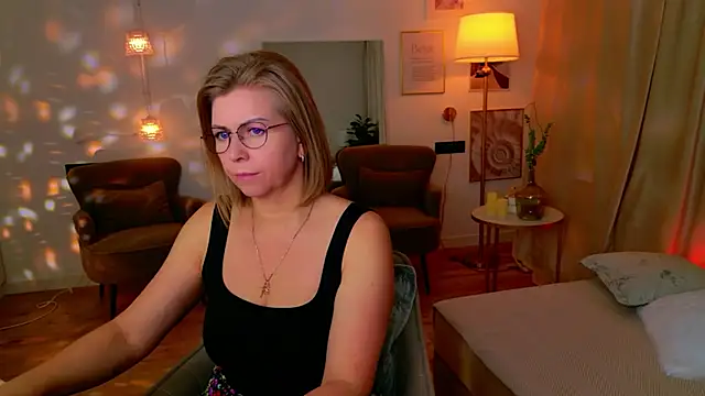 Annie Light online show from 05.02.26