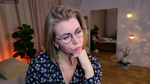 Annie Light online show from 05.07.26