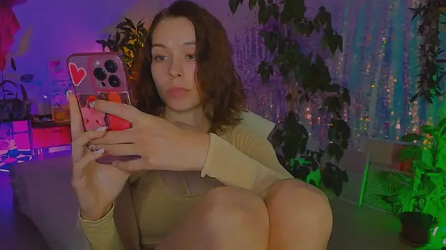 Snapshot of poli__ chatting on 07.28.26 poli online show from 07.28.26