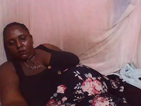 Snapshot of big_clits chatting on 10.27.25 big clits online show from 10.27.25