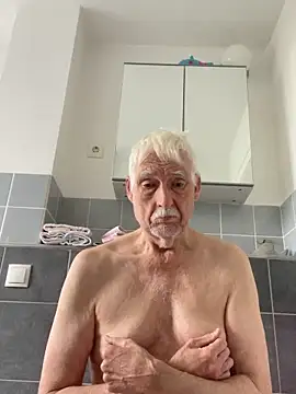 Snapshot of Steffibi1954 chatting on 10.31.25 Steffibi1954 online show from 10.31.25