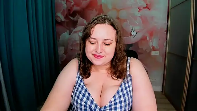 Snapshot of GwenHoward chatting on 01.06.25 GwenHoward online show from 01.06.25
