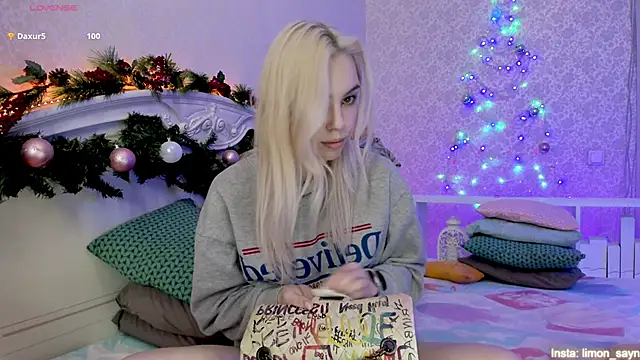 Snapshot of LillyMoure_ chatting on 12.10.24 LillyMoure online show from 12.10.24