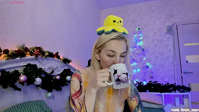 Snapshot of LillyMoure_ chatting on 12.23.24 LillyMoure online show from 12.23.24