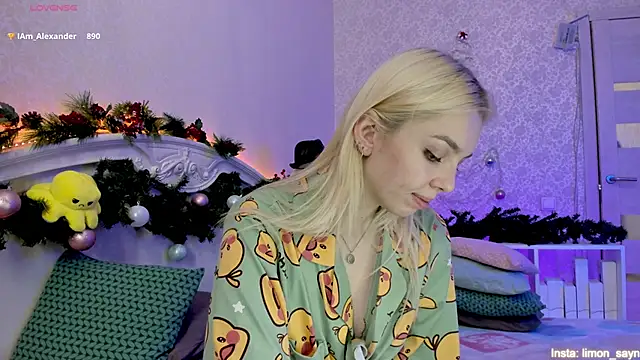 Snapshot of LillyMoure_ chatting on 12.25.24 LillyMoure online show from 12.25.24