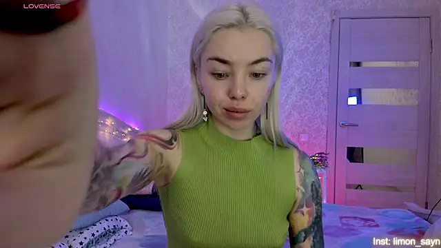 Snapshot of LillyMoure_ chatting on 10.24.25 LillyMoure online show from 10.24.25