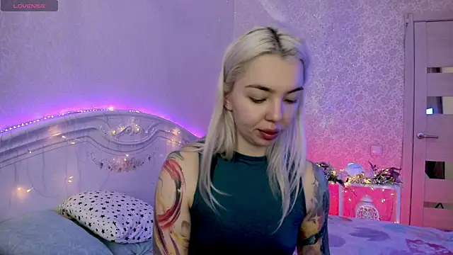 Snapshot of LillyMoure_ chatting on 11.08.25 LillyMoure online show from 11.08.25