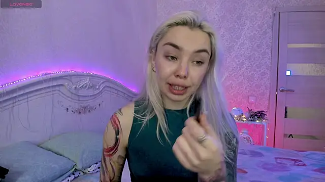 Snapshot of LillyMoure_ chatting on 11.13.25 LillyMoure online show from 11.13.25