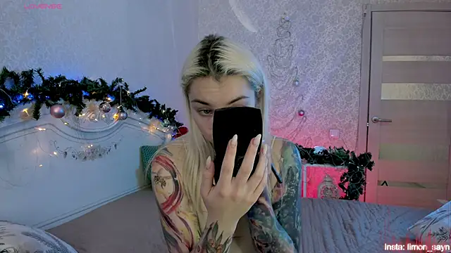 Snapshot of LillyMoure_ chatting on 12.15.25 LillyMoure online show from 12.15.25