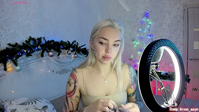 Snapshot of LillyMoure_ chatting on 12.19.25 LillyMoure online show from 12.19.25