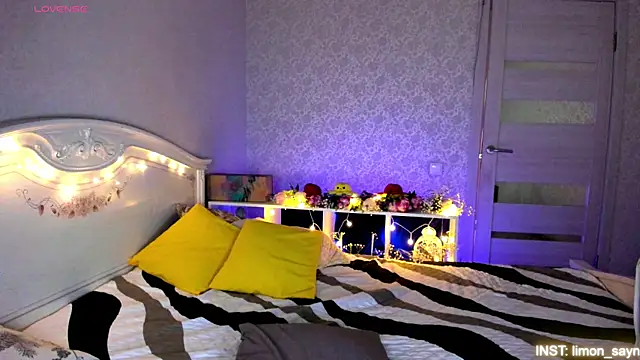 LillyMoure  online show from 08.04.26