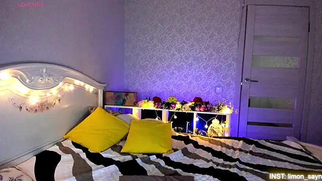 LillyMoure  online show from 08.05.26