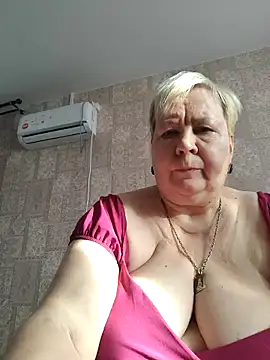 Snapshot of EffectFiona chatting on 02.13.26 EffectFiona online show from 02.13.26