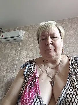 Snapshot of EffectFiona chatting on 03.18.26 EffectFiona online show from 03.18.26