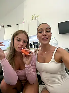 Snapshot of BritneyDimond chatting on 11.08.25 BritneyDimond online show from 11.08.25