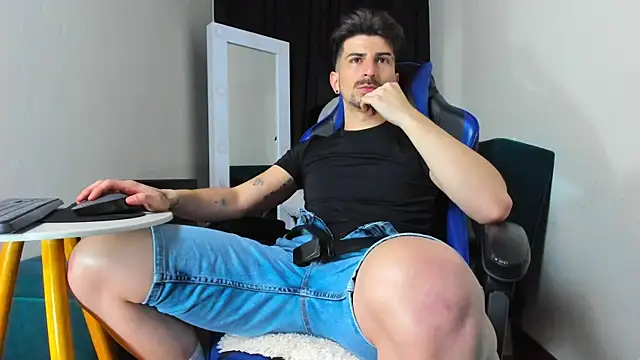 Snapshot of LiamCossio_ chatting on 01.08.25 LiamCossio online show from 01.08.25