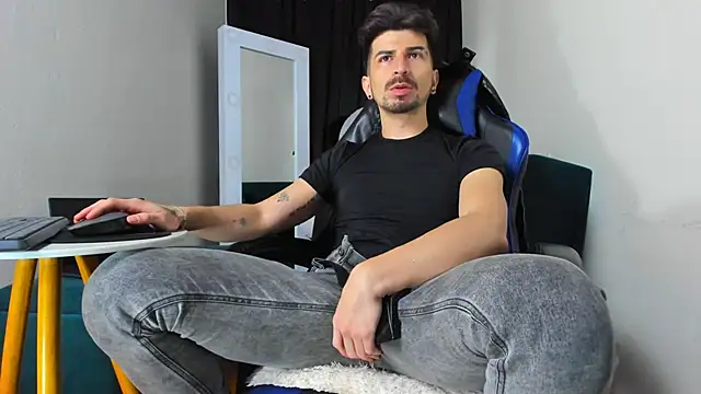 Snapshot of LiamCossio_ chatting on 01.10.25 LiamCossio online show from 01.10.25