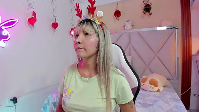 Snapshot of Happy_tits chatting on 12.23.24 Happy tits online show from 12.23.24