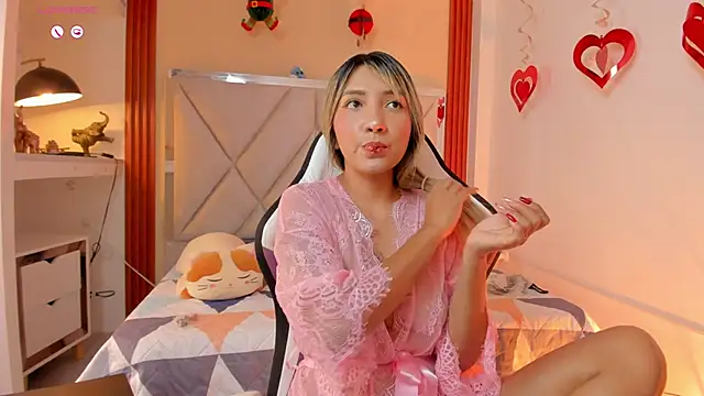 Snapshot of Happy_tits chatting on 01.06.25 Happy tits online show from 01.06.25