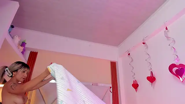 Snapshot of Happy_tits chatting on 01.10.25 Happy tits online show from 01.10.25