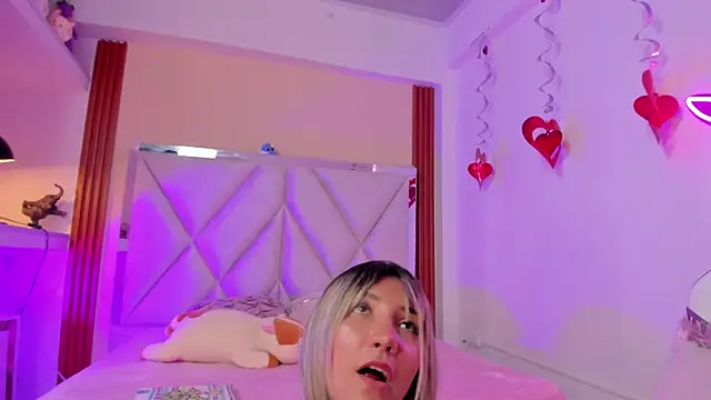 Snapshot of Happy_tits chatting on 02.11.25 Happy tits online show from 02.11.25