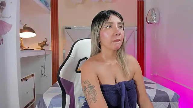 Snapshot of Happy_tits chatting on 03.06.25 Happy tits online show from 03.06.25