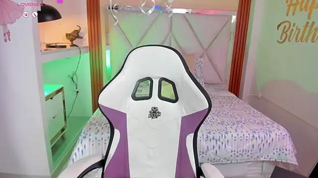 Snapshot of Happy_tits chatting on 03.19.25 Happy tits online show from 03.19.25